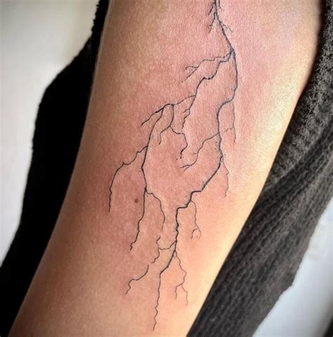 tatuaggi fulmini|Tatuaggi fulmini, raccolta di disegni ed esempi .